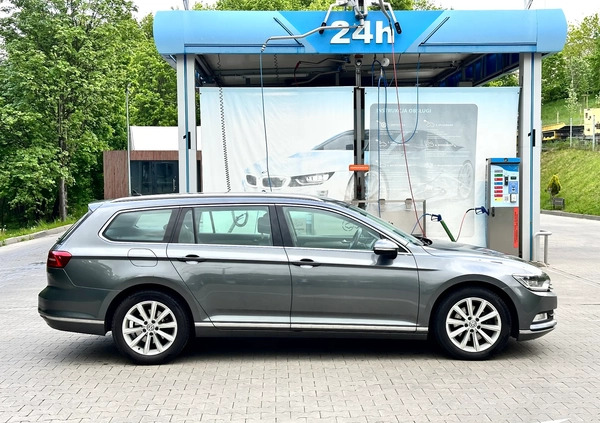 Volkswagen Passat cena 59999 przebieg: 200000, rok produkcji 2016 z Gdynia małe 596